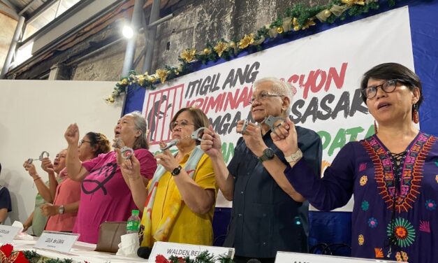 Criminalized farmers present themselves to former Sen. De Lima and the public ahead of surrender to local court