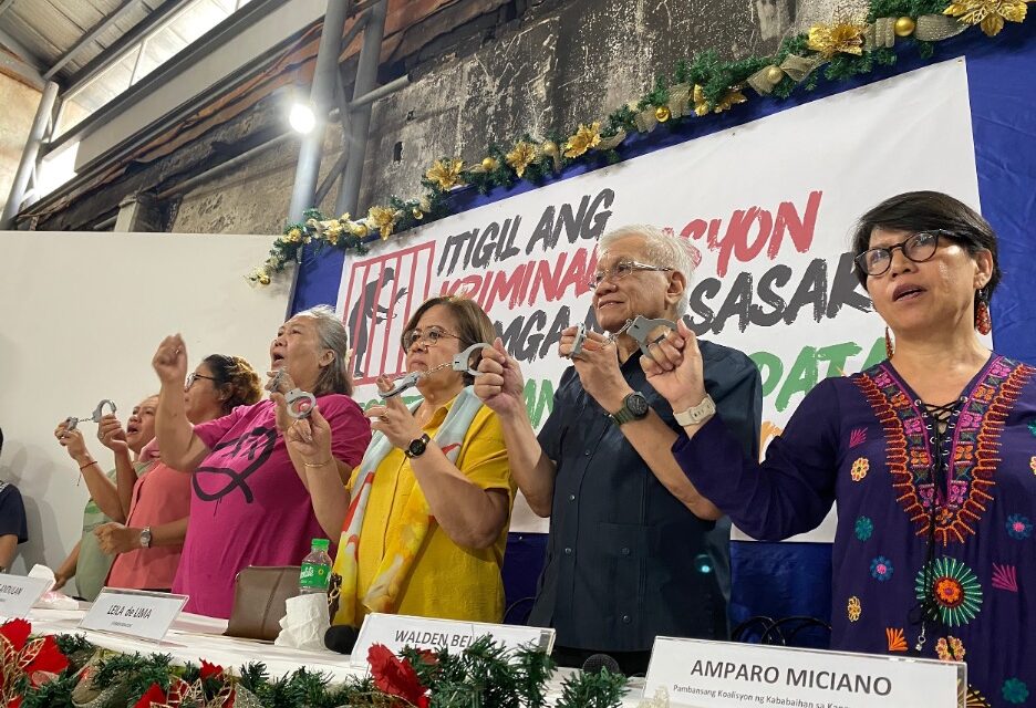 Criminalized farmers present themselves to former Sen. De Lima and the public ahead of surrender to local court